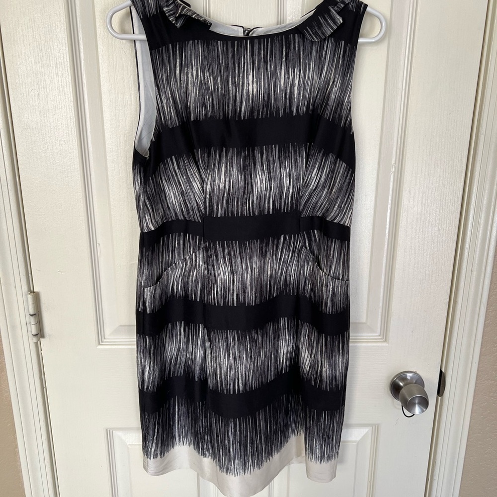 Banana Republic B&W Abstract Striped Silk Sleeveless Shealth Dress With Pockets